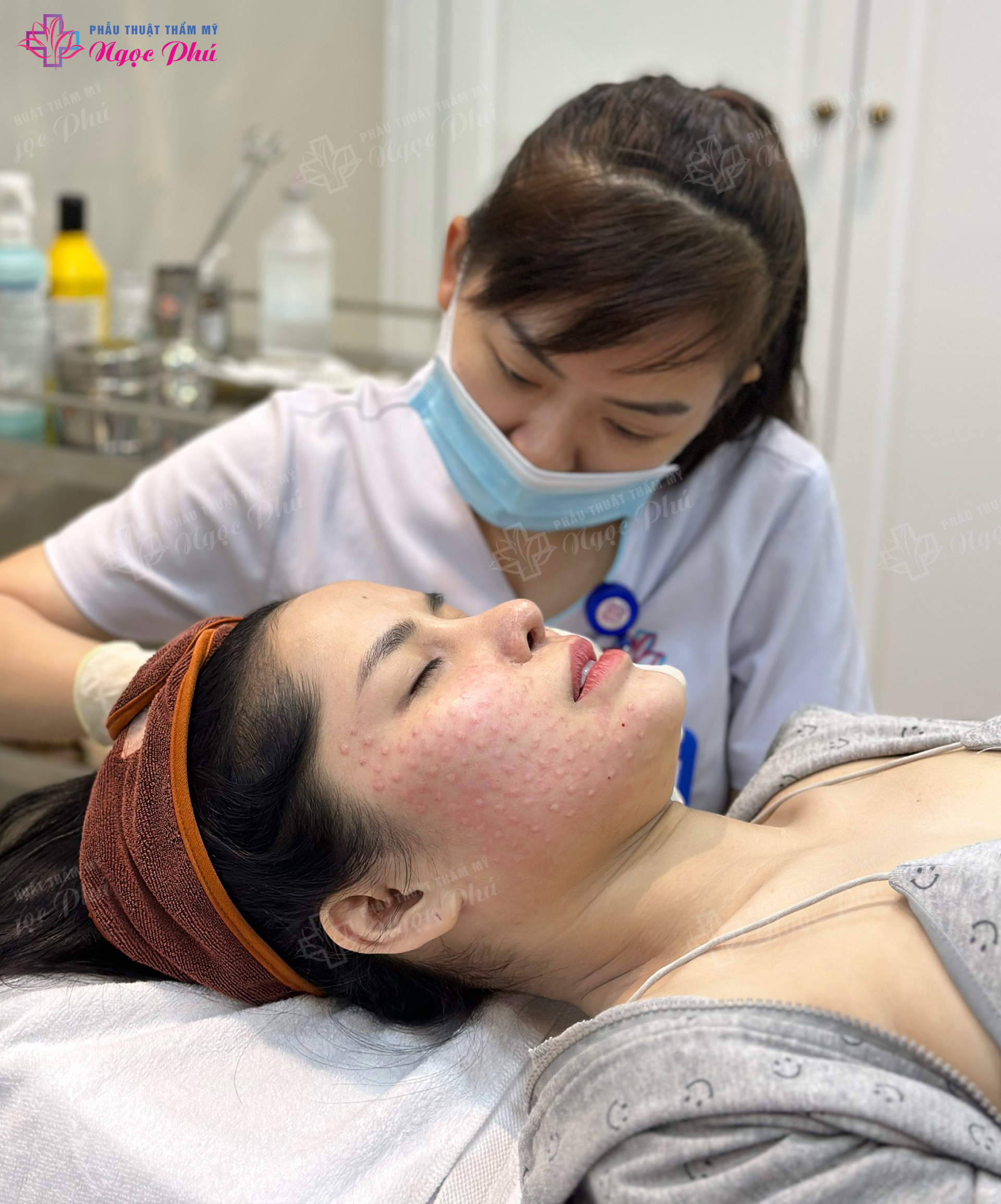 Tiêm Meso hay còn gọi là tiêm Mesotherapy là phương pháp tiêm vi điểm, có chức năng điều trị các các vấn đề về da và giúp da trẻ hóa toàn diện.